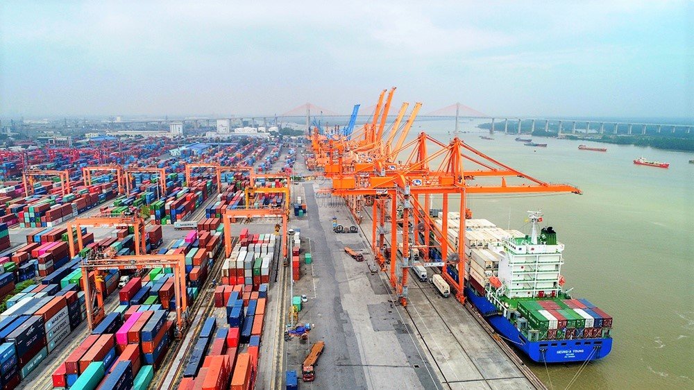 Kim ngạch nhập khẩu tăng nhanh hơn xuất khẩu đang tạo áp lực lên cán cân thương mại, đòi hỏi Việt Nam vừa thúc đẩy xuất khẩu, vừa nâng cao năng lực sản xuất trong nước. Ảnh Internet Kim ngạch nhập khẩu tăng nhanh hơn xuất khẩu đang tạo áp lực lên cán cân thương mại, đòi hỏi Việt Nam vừa thúc đẩy xuất khẩu, vừa nâng cao năng lực sản xuất trong nước. Ảnh Internet