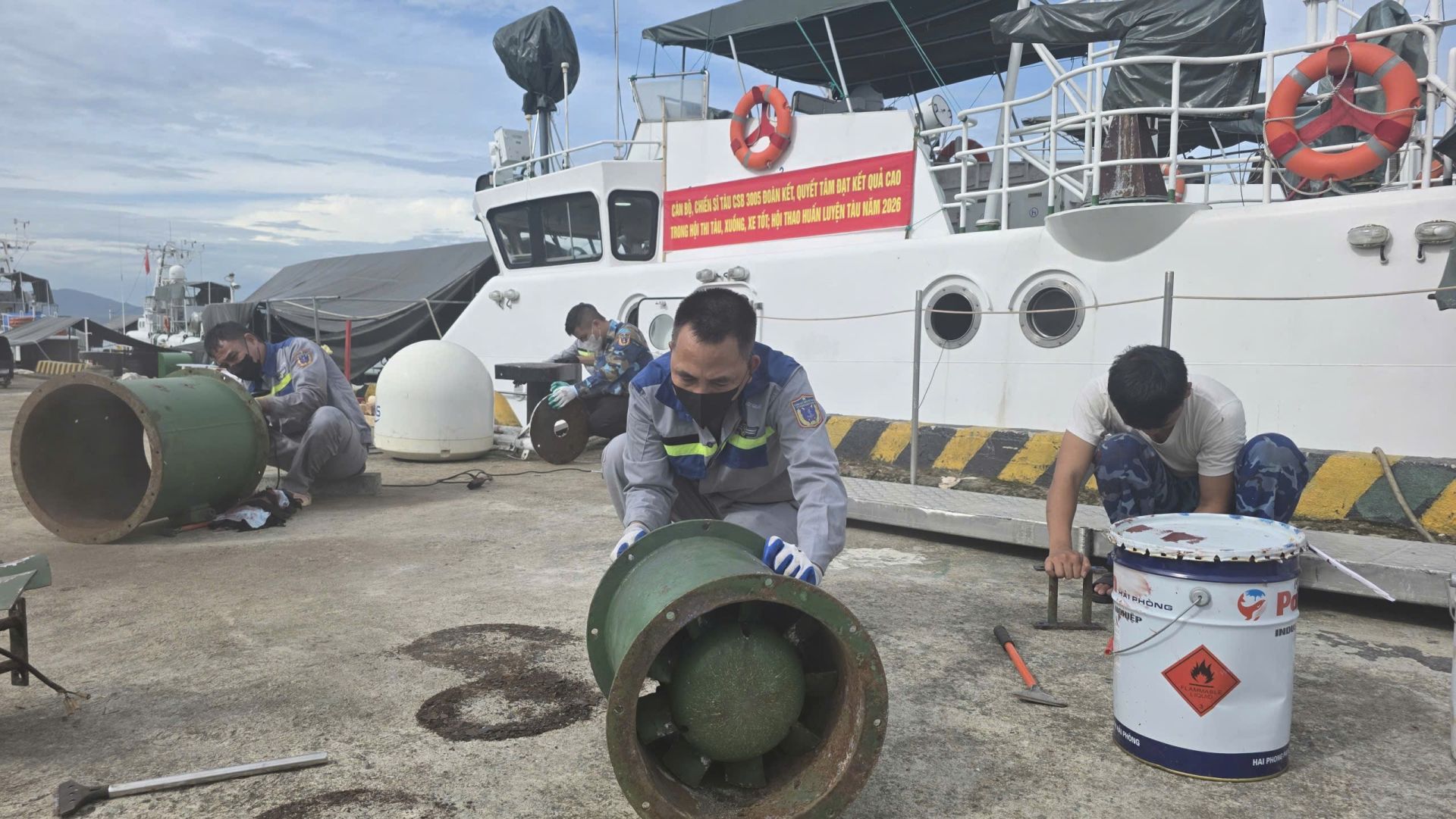 Ảnh 1: Cán bộ, chiến sĩ Tàu CSB 3005 tháo rời các trang bị trong khoang hầm chật hẹp mang lên cầu cảng rộng rãi, thông thoáng hơn để mài, gõ rỉ. Ảnh 1: Cán bộ, chiến sĩ Tàu CSB 3005 tháo rời các trang bị trong khoang hầm chật hẹp mang lên cầu cảng rộng rãi, thông thoáng hơn để mài, gõ rỉ.