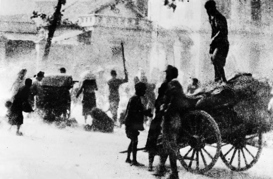 Ng&agrave;y 9/3/1945, Nhật đảo ch&iacute;nh Ph&aacute;p, độc chiếm Đ&ocirc;ng Dương, Ban Thường vụ Trung ương Đảng ra chỉ thị &ldquo;Nhật-Ph&aacute;p bắn nhau v&agrave; h&agrave;nh động của ch&uacute;ng ta&rdquo;. Thực hiện Chỉ thị, một cao tr&agrave;o c&aacute;ch mạng đ&atilde; xuất hiện ở nhiều nơi; khu giải ph&oacute;ng Việt Bắc gồm 6 tỉnh được th&agrave;nh lập k&ecirc;u gọi đồng b&agrave;o dũng cảm tiến l&ecirc;n dưới ngọn cờ của Việt Minh h&atilde;y &ldquo;đem sức ta m&agrave; tự giải ph&oacute;ng cho ta&rdquo;. Trong ảnh: Nh&acirc;n d&acirc;n ở nhiều địa phương nổi dậy đ&aacute;nh chiếm kho th&oacute;c Nhật để cứu đ&oacute;i. (Ảnh: TTXVN)
