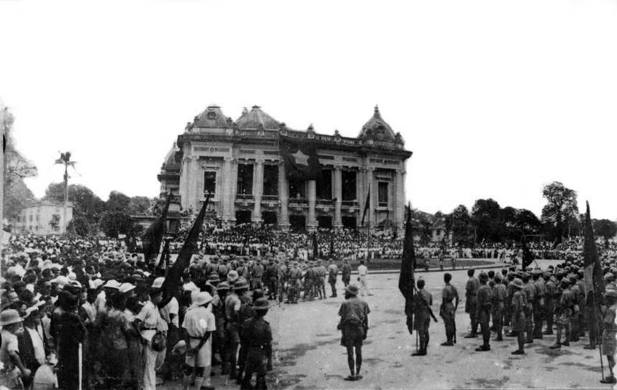 Mặt trận Việt Minh tổ chức m&iacute;t-tinh với sự tham gia của h&agrave;ng vạn quần ch&uacute;ng nh&acirc;n d&acirc;n tại Quảng trường Nh&agrave; h&aacute;t Lớn H&agrave; Nội. (Ảnh: Tư liệu TTXVN)
