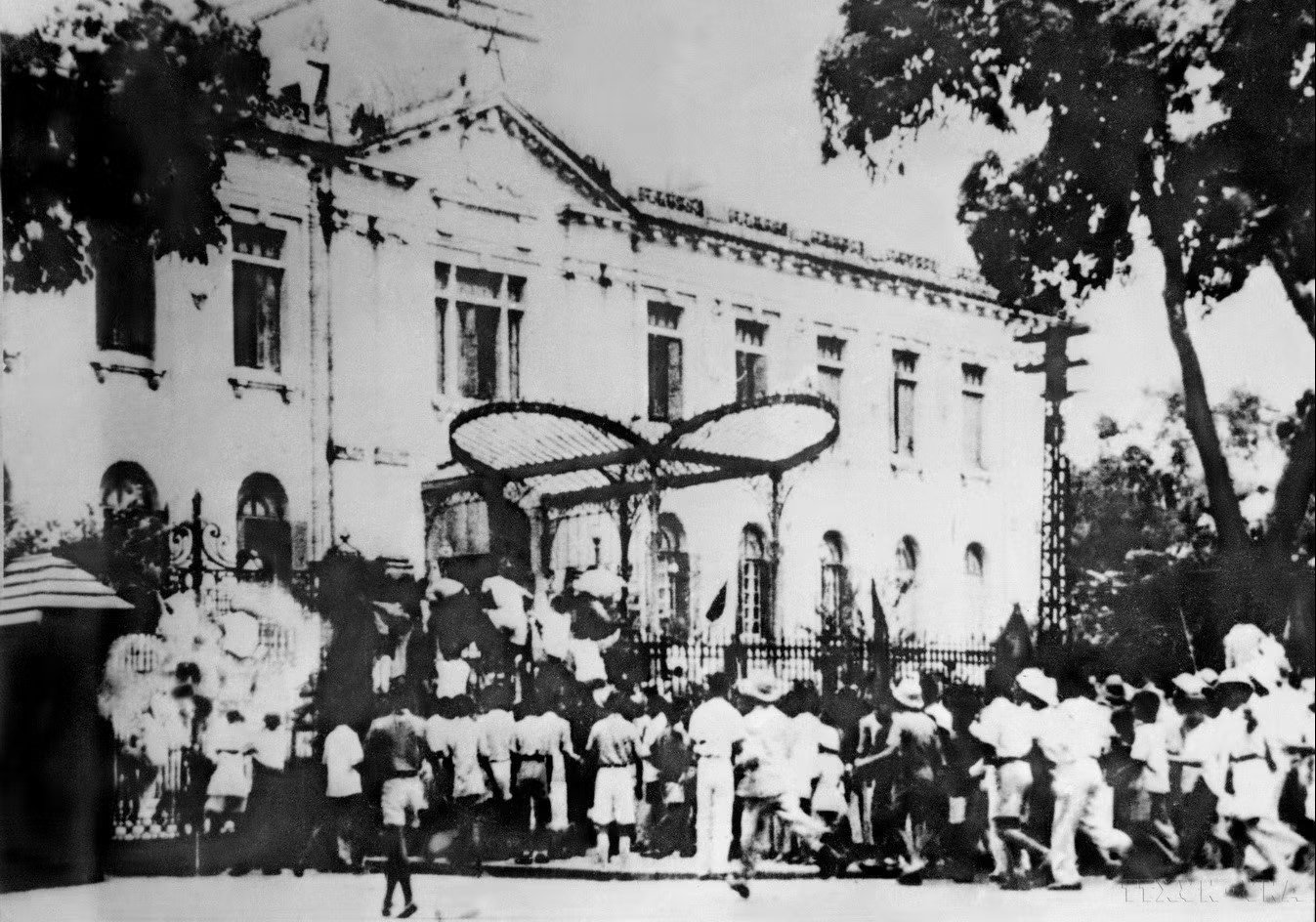 Quần ch&uacute;ng c&aacute;ch mạng v&agrave; tự vệ chiếm Phủ Kh&acirc;m sai (Bắc Bộ phủ), ng&agrave;y 19/8/1945. C&aacute;ch mạng Th&aacute;ng T&aacute;m th&agrave;nh c&ocirc;ng tại H&agrave; Nội. (Ảnh: Tư liệu TTXVN)