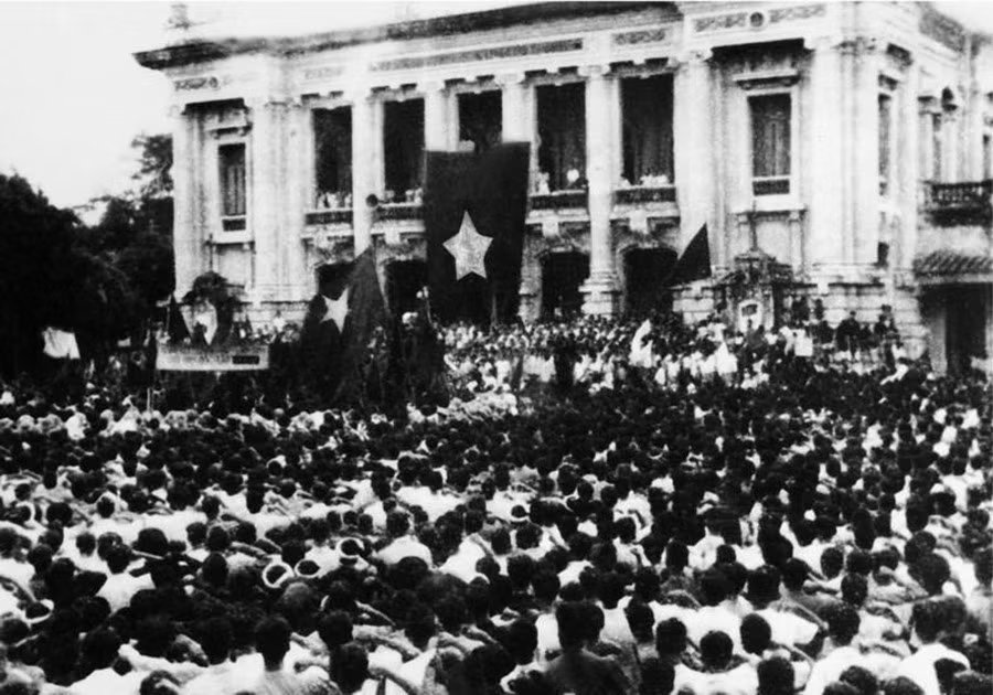 Ng&agrave;y 19/8/1945, h&agrave;ng chục vạn người d&acirc;n ở H&agrave; Nội v&agrave; c&aacute;c tỉnh l&acirc;n cận theo c&aacute;c ngả đường k&eacute;o về quảng trường Nh&agrave; h&aacute;t Lớn H&agrave; Nội dự cuộc m&iacute;t-tinh lớn chưa từng c&oacute; của quần ch&uacute;ng c&aacute;ch mạng, hưởng ứng cuộc Tổng khởi nghĩa gi&agrave;nh ch&iacute;nh quyền. (Ảnh: Tư liệu TTXVN)