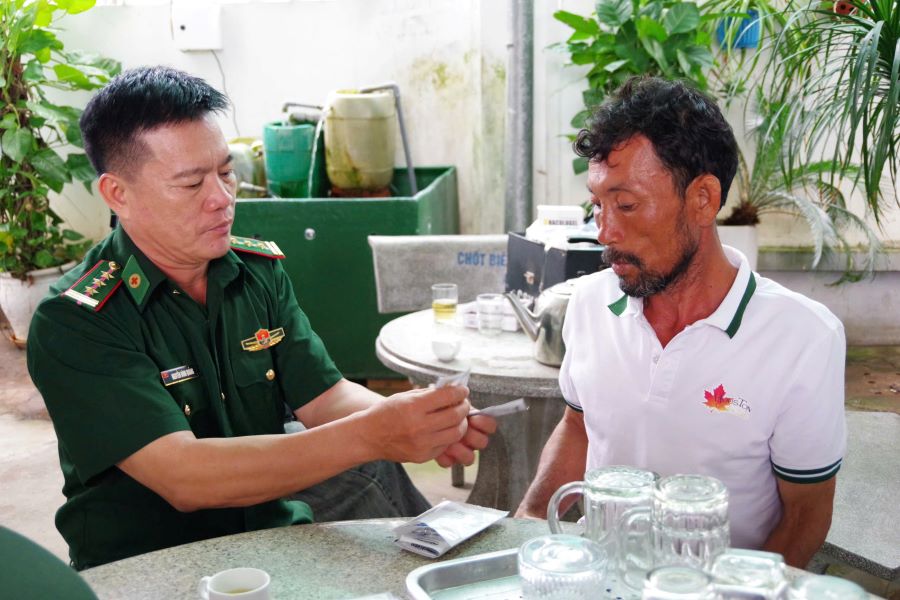 Bác sĩ Ban Chỉ huy Biên phòng cửa khẩu cảng Bà Rịa - Vũng Tàu, Bộ đội Biên phòng TP.HCM chăm sóc y tế cho ngư dân Trương Văn Chung Bác sĩ Ban Chỉ huy Biên phòng cửa khẩu cảng Bà Rịa - Vũng Tàu, Bộ đội Biên phòng TP.HCM chăm sóc y tế cho ngư dân Trương Văn Chung