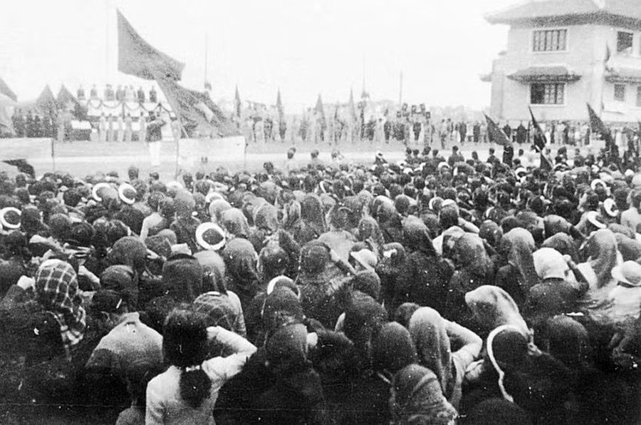 Th&aacute;ng 1/1946, Ch&iacute;nh phủ quyết định tổ chức Tổng tuyển cử để bầu Quốc hội, x&acirc;y dựng Hiến ph&aacute;p v&agrave; lập Ch&iacute;nh phủ ch&iacute;nh thức. Trong ảnh: Ng&agrave;y 12/1/1946, h&agrave;ng vạn nh&acirc;n d&acirc;n Thủ đ&ocirc; m&iacute;t-tinh tại khu học x&aacute; Trung ương (nay l&agrave; Đại học B&aacute;ch khoa H&agrave; Nội) ch&agrave;o mừng Chủ tịch Hồ Ch&iacute; Minh v&agrave; c&aacute;c đại biểu vừa tr&uacute;ng cử v&agrave;o Quốc hội Kh&oacute;a I. (Ảnh: Tư liệu TTXVN)