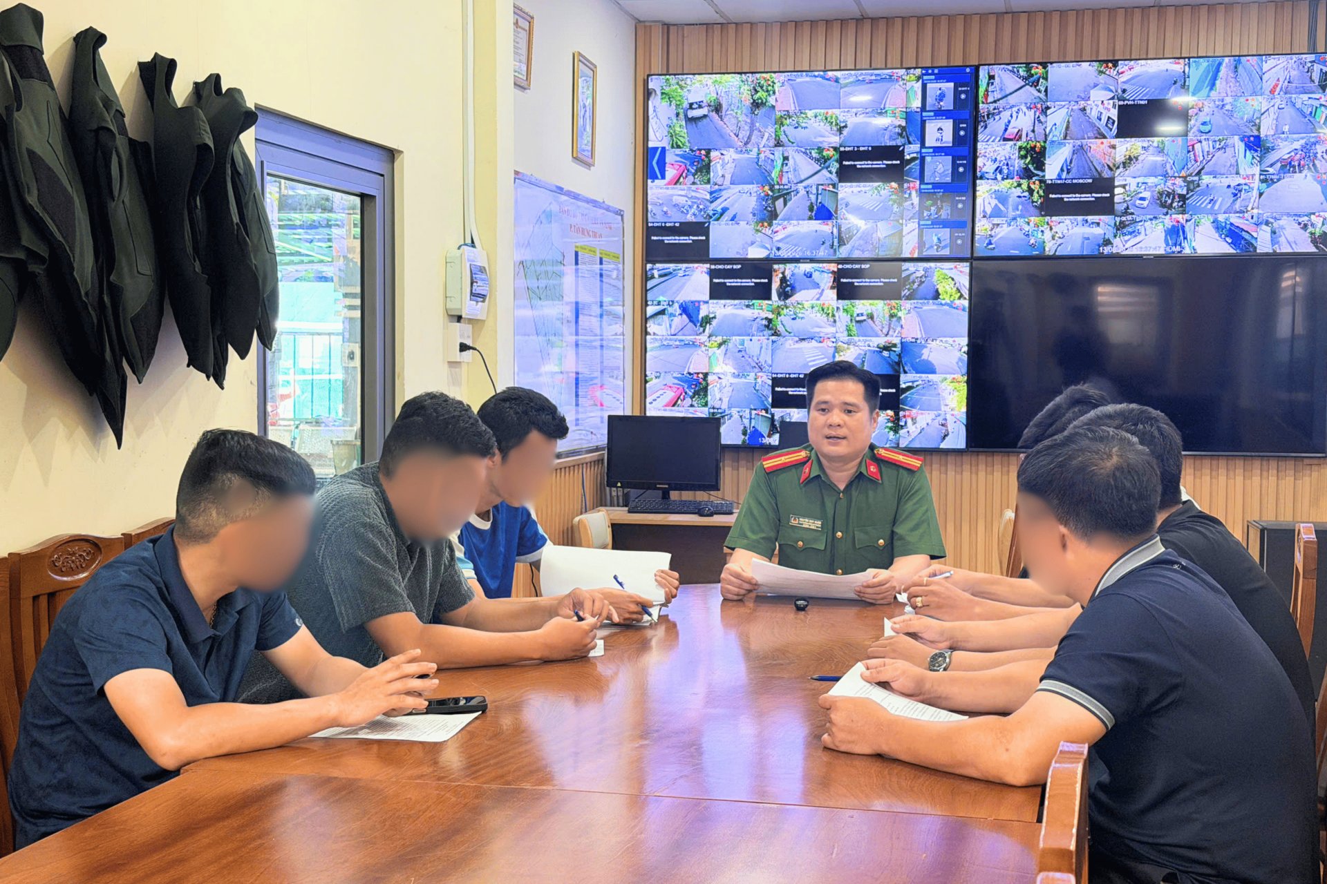 Chỉ huy Công an phường Đông Hưng Thuận chủ trì cuộc họp triển khai nhiệm vụ bảo đảm an ninh trật tự địa bàn. Chỉ huy Công an phường Đông Hưng Thuận chủ trì cuộc họp triển khai nhiệm vụ bảo đảm an ninh trật tự địa bàn.