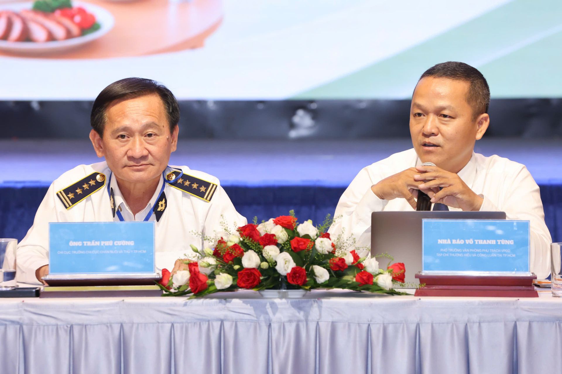 &Ocirc;ng Trần Ph&uacute; Cường, Chi cục trưởng Chi cục Chăn nu&ocirc;i v&agrave; Th&uacute; y TP.HCM, c&ugrave;ng nh&agrave; b&aacute;o V&otilde; Thanh T&ugrave;ng, Ph&oacute; Trưởng văn ph&ograve;ng phụ tr&aacute;ch VPĐD Tạp ch&iacute; Thương hiệu v&agrave; C&ocirc;ng luận tại TP.HCM, đồng chủ tr&igrave; phi&ecirc;n thảo luận tại tọa đ&agrave;m.
