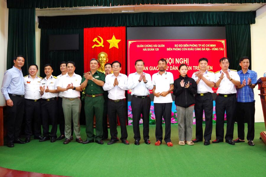 Đại diện các cơ quan đơn vị và ngư dân Trương Văn Chung tại hội nghị bàn giao. Đại diện các cơ quan đơn vị và ngư dân Trương Văn Chung tại hội nghị bàn giao.