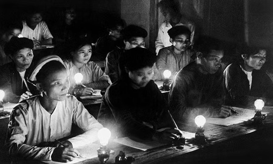 Th&aacute;ng 11/1945, Trung ương Đảng ra Chỉ thị Kh&aacute;ng chiến, kiến quốc, củng cố ch&iacute;nh quyền, chống thực d&acirc;n Ph&aacute;p x&acirc;m lược, chống nạn m&ugrave; chữ, cải c&aacute;ch gi&aacute;o dục theo tinh thần mới, mở đại học v&agrave; trung học, x&acirc;y dựng nền văn h&oacute;a mới theo ba nguy&ecirc;n tắc: khoa học h&oacute;a, d&acirc;n tộc h&oacute;a, đại ch&uacute;ng h&oacute;a. Kết quả, sau một năm, đ&atilde; c&oacute; 2 triệu người tho&aacute;t nạn m&ugrave; chữ. Trong ảnh: Một lớp 