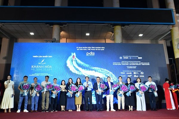 Lãnh đạo UBND tỉnh, Sở VHTTDL tặng hoa tri ân BTC, ê kíp thực hiện và các tác giả Lãnh đạo UBND tỉnh, Sở VHTTDL tặng hoa tri ân BTC, ê kíp thực hiện và các tác giả