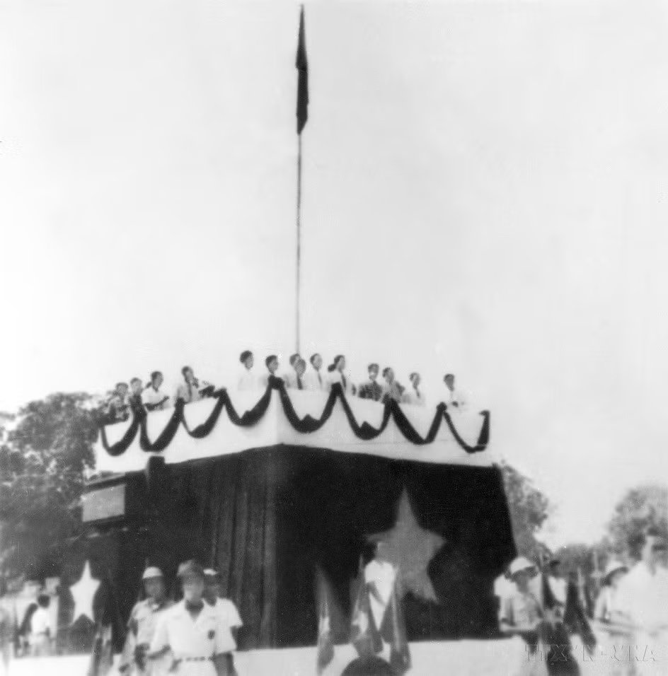 Ng&agrave;y 2/9/1945, tại Quảng trường Ba Đ&igrave;nh-H&agrave; Nội, Chủ tịch Hồ Ch&iacute; Minh đọc &ldquo;Tuy&ecirc;n ng&ocirc;n Độc lập&rdquo;, tuy&ecirc;n bố sự ra đời của nước Việt Nam D&acirc;n chủ Cộng h&ograve;a - Nh&agrave; nước d&acirc;n chủ nh&acirc;n d&acirc;n đầu ti&ecirc;n ở Đ&ocirc;ng Nam &Aacute;. (Ảnh: TTXVN)