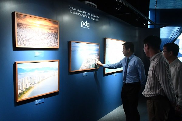 Ông Nguyễn Long Biên- Ủy viên Ban Thường vụ Tỉnh ủy, Phó Chủ tịch Thường trực cùng các đại biểu đi xem triển lãm Ông Nguyễn Long Biên- Ủy viên Ban Thường vụ Tỉnh ủy, Phó Chủ tịch Thường trực cùng các đại biểu đi xem triển lãm