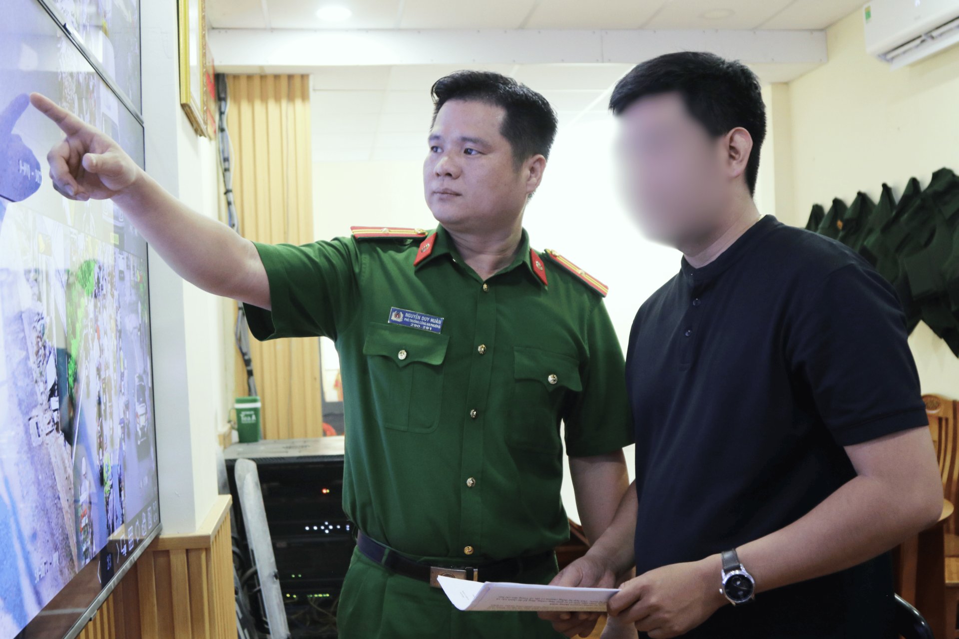 Lãnh đạo Công an phường kiểm tra công tác vận hành hệ thống giám sát. Lãnh đạo Công an phường kiểm tra công tác vận hành hệ thống giám sát.