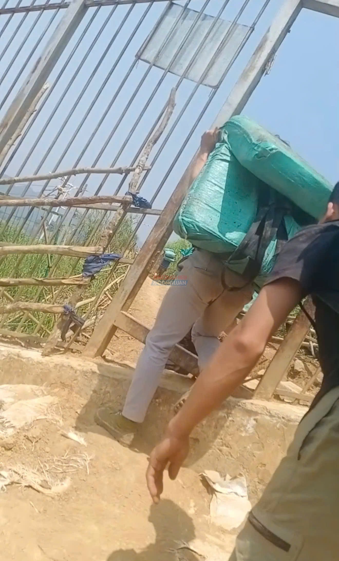 Ghi nhận tại thời điểm khoảng 11h54 ngày 6/4/2026 giữa hàng rào biên giới bỗng nhiên có một ô cửa thoáng để người và hàng dễ dàng bước qua biên giới Ghi nhận tại thời điểm khoảng 11h54 ngày 6/4/2026 giữa hàng rào biên giới bỗng nhiên có một ô cửa thoáng để người và hàng dễ dàng bước qua biên giới