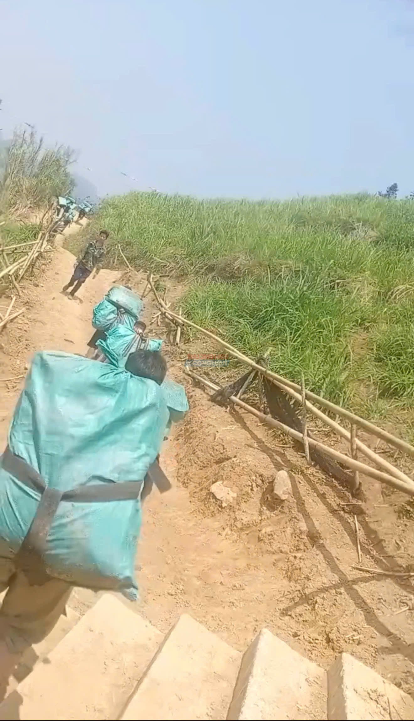 Từng người lần lượt di chuyển qua khoảng mở rồi tiếp tục về phía bên kia Từng người lần lượt di chuyển qua khoảng mở rồi tiếp tục về phía bên kia