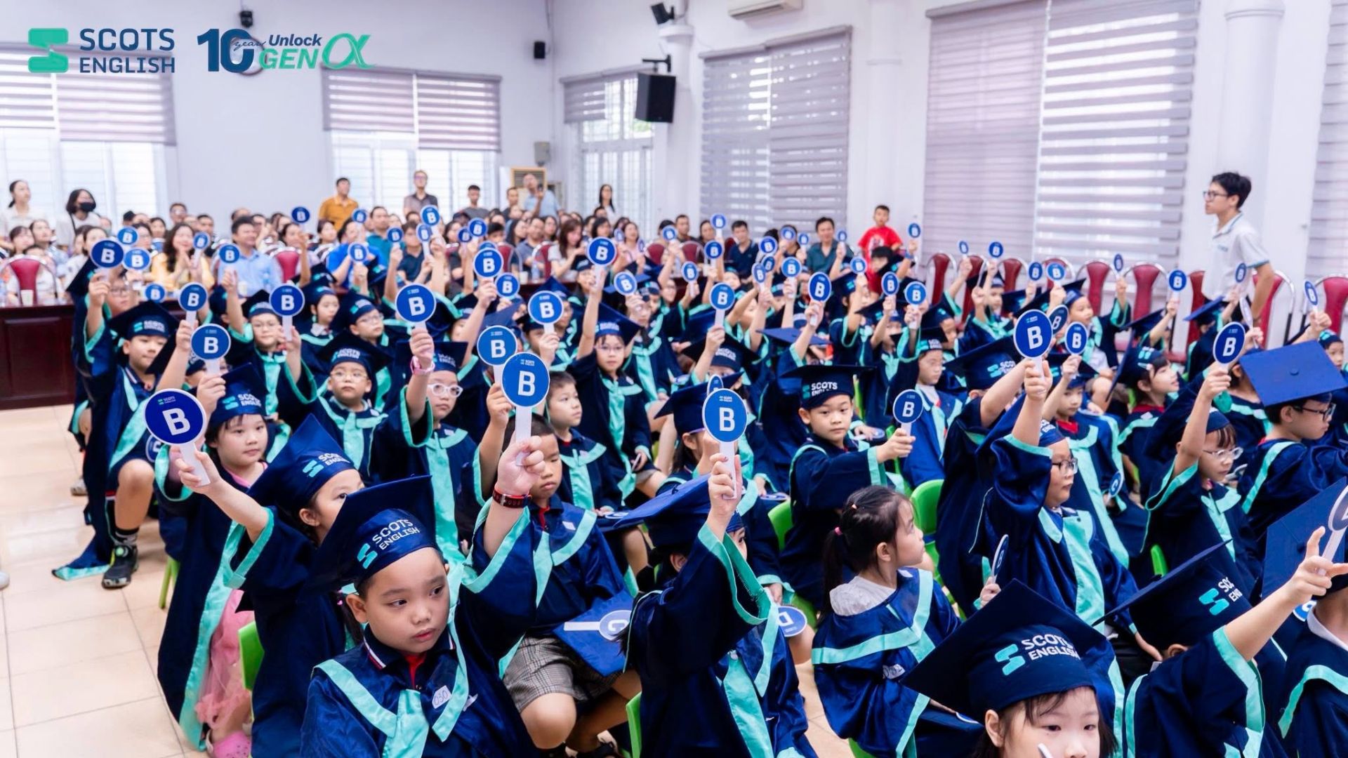 C&aacute;c th&iacute; sinh h&agrave;o hứng giơ bảng lựa chọn đ&aacute;p &aacute;n trong phần thi kiến thức tại v&ograve;ng chung kết &ldquo;Đấu trường Tiếng Anh&rdquo; phường Nghĩa Đ&ocirc; năm 2026.