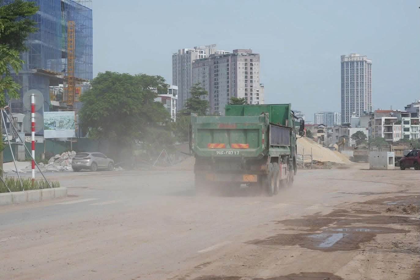 Hoạt động vận chuyển đất thải qua khu vực đầu tuyến đặt ra y&ecirc;u cầu tăng cường vệ sinh m&ocirc;i trường, bảo đảm an to&agrave;n giao th&ocirc;ng v&agrave; bảo vệ phần đường đ&atilde; ho&agrave;n thiện.