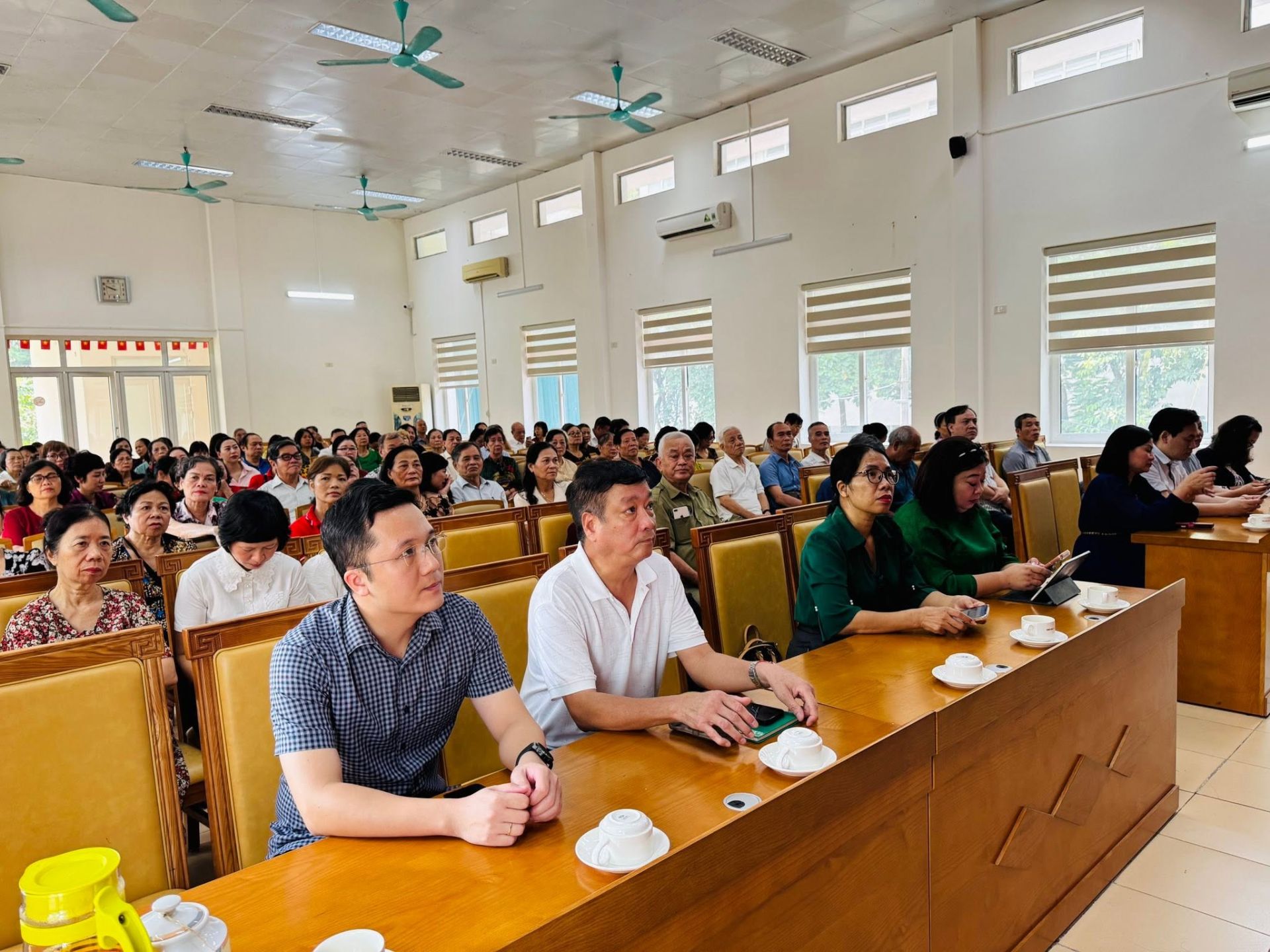 Cán bộ, hội viên các tổ chức hội tham dự Hội nghị chuyển giao các hội do Đảng, Nhà nước giao nhiệm vụ về trực thuộc Ủy ban MTTQ Việt Nam phường Nghĩa Đô. Cán bộ, hội viên các tổ chức hội tham dự Hội nghị chuyển giao các hội do Đảng, Nhà nước giao nhiệm vụ về trực thuộc Ủy ban MTTQ Việt Nam phường Nghĩa Đô.