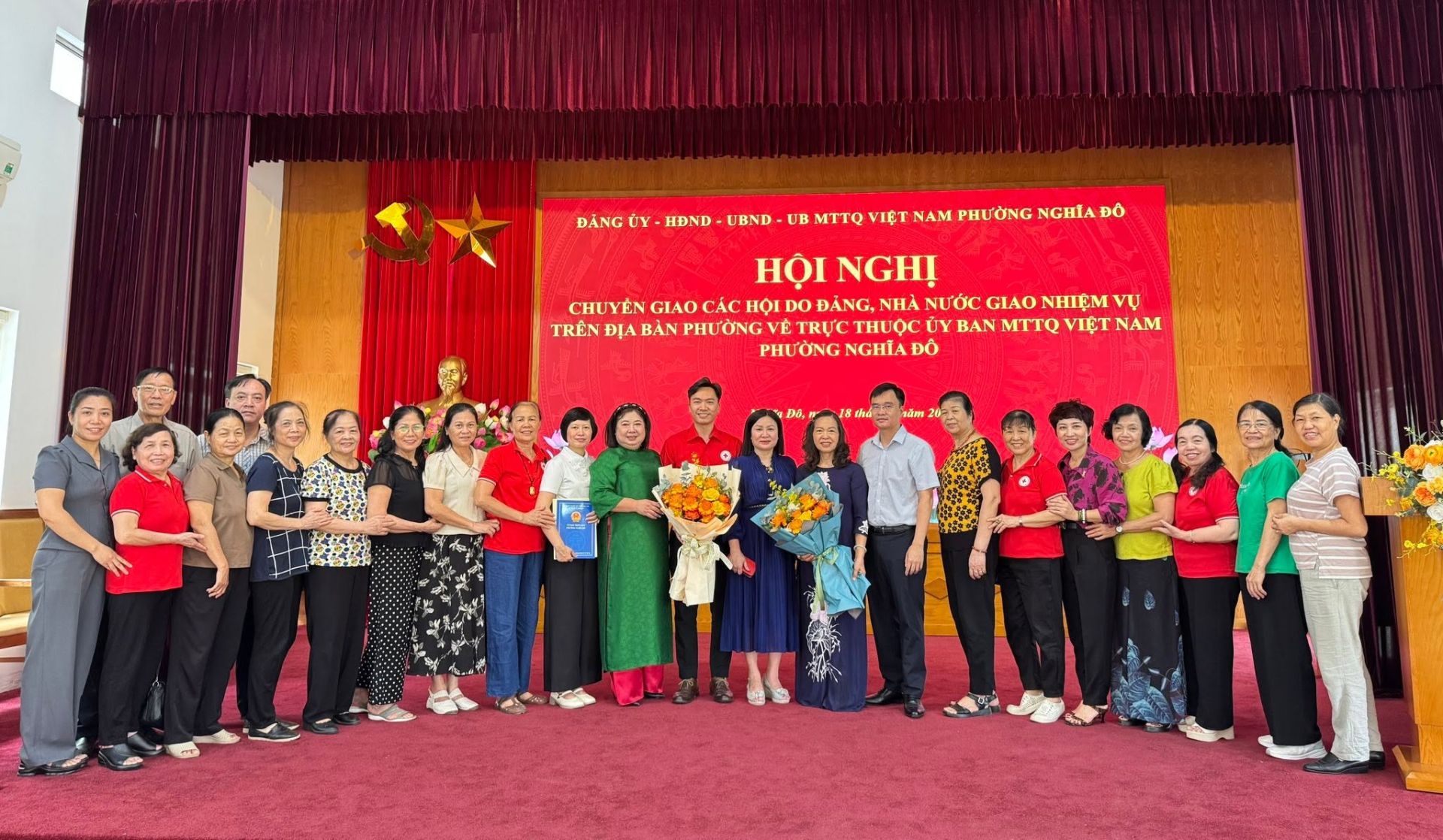 Đại diện lãnh đạo phường Nghĩa Đô cùng cán bộ, hội viên Hội Người cao tuổi và Hội Chữ thập đỏ tại Hội nghị chuyển giao ngày 18/8. Đại diện lãnh đạo phường Nghĩa Đô cùng cán bộ, hội viên Hội Người cao tuổi và Hội Chữ thập đỏ tại Hội nghị chuyển giao ngày 18/8.