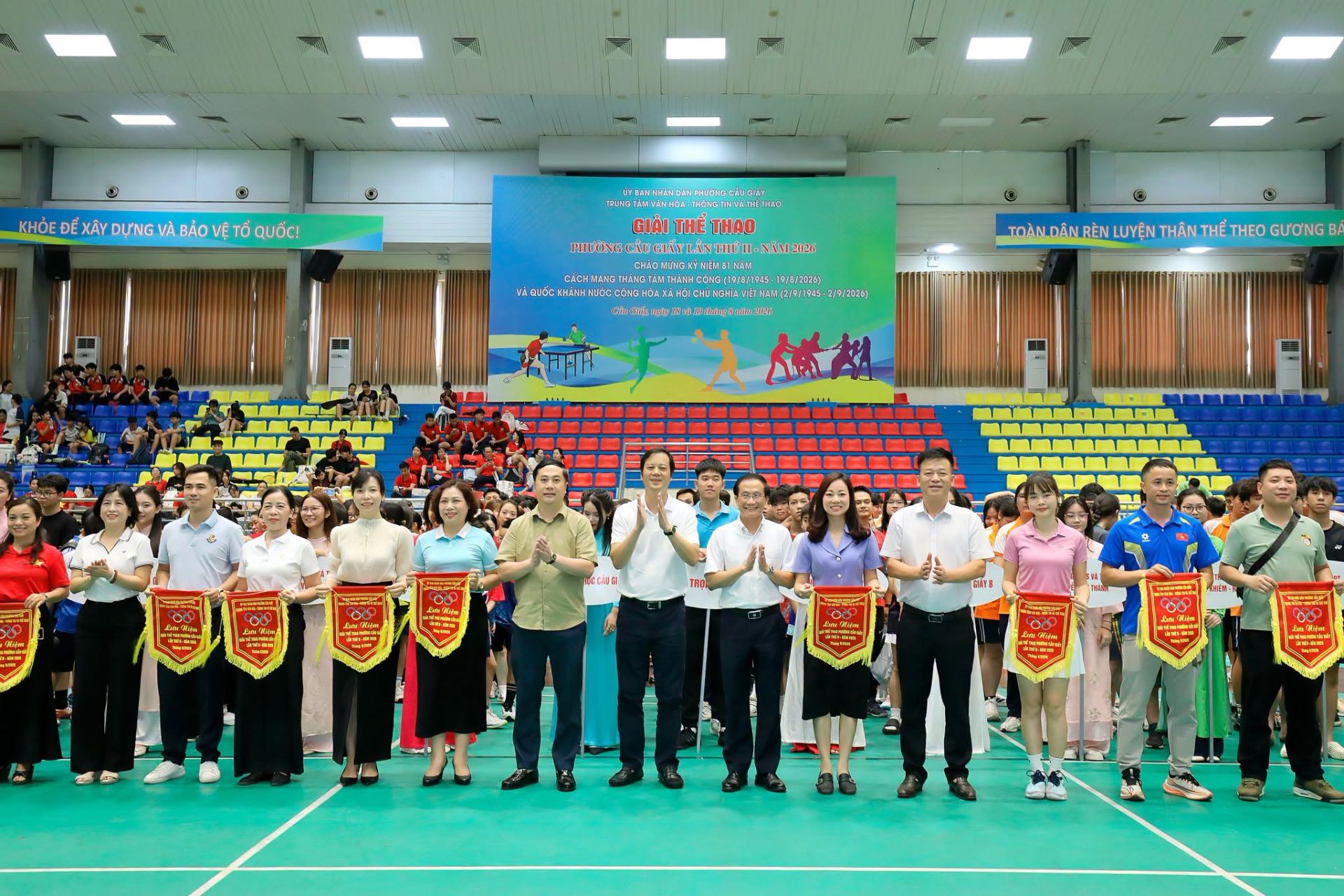 L&atilde;nh đạo phường Cầu Giấy trao cờ lưu niệm cho c&aacute;c đơn vị tham dự Giải Thể thao phường Cầu Giấy lần thứ II năm 2026.