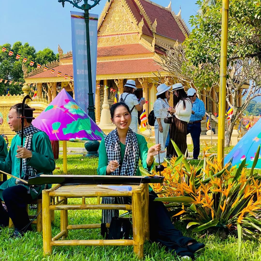 Không gian văn hóa Nam Bộ tại Làng Văn hóa - Du lịch các dân tộc Việt Nam với các hoạt động trình diễn nghệ thuật truyền thống phục vụ du khách. Không gian văn hóa Nam Bộ tại Làng Văn hóa - Du lịch các dân tộc Việt Nam với các hoạt động trình diễn nghệ thuật truyền thống phục vụ du khách.