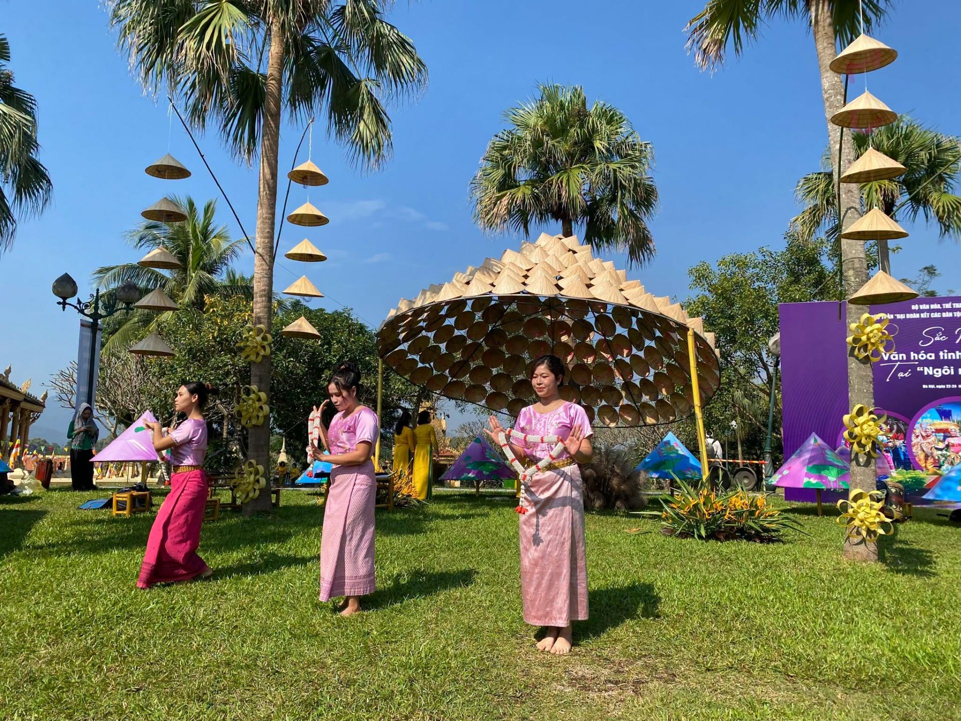 Điệu múa truyền thống của đồng bào Khmer mang đến cho du khách những trải nghiệm gần gũi về đời sống văn hóa miền Tây Nam Bộ. Điệu múa truyền thống của đồng bào Khmer mang đến cho du khách những trải nghiệm gần gũi về đời sống văn hóa miền Tây Nam Bộ.