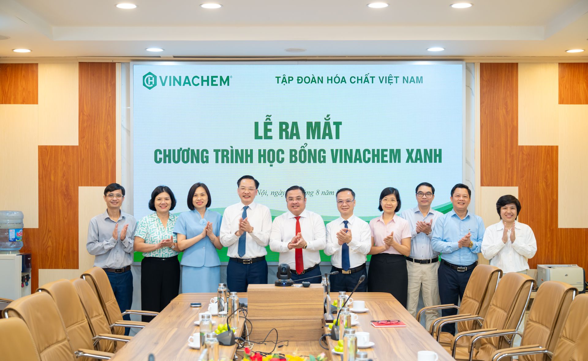 Đại diện l&atilde;nh đạo tập đo&agrave;n v&agrave; đại diện c&aacute;c trường đại học chụp ảnh lưu niệm