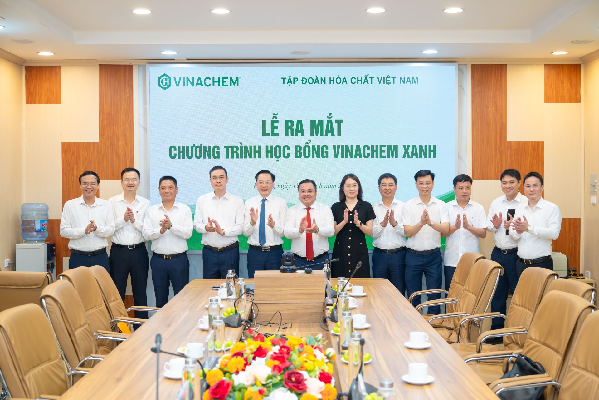 Đại diện ban l&atilde;nh đạo tập đo&agrave;n chụp ảnh lưu niệm