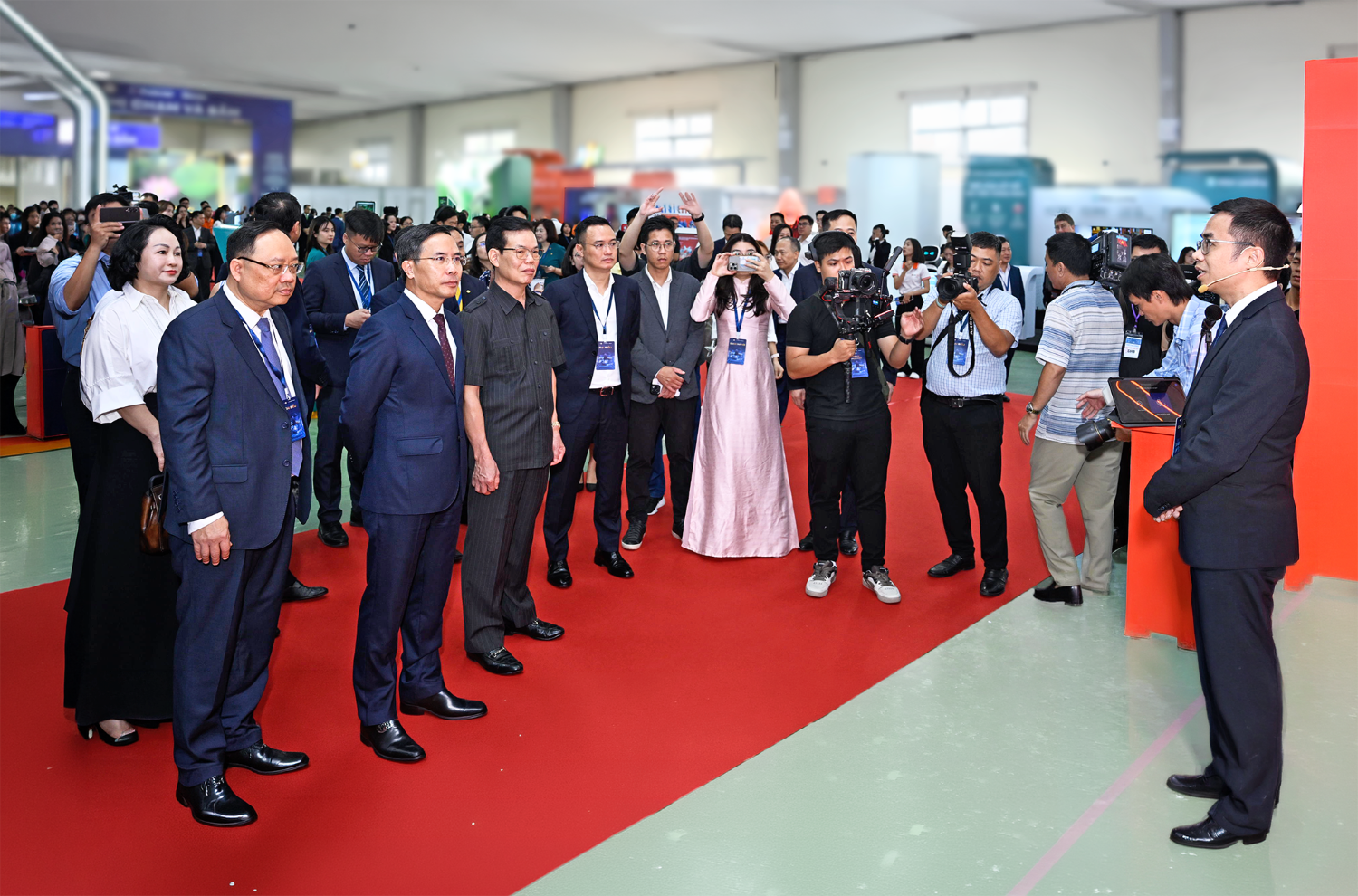Đại diện SHB giới thiệu Giải ph&aacute;p t&agrave;i ch&iacute;nh số SAHA Shop tới Thống đốc Phạm Đức Ấn v&agrave; c&aacute;c đại biểu