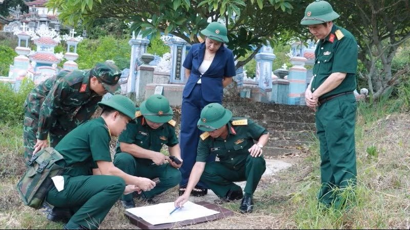 Đo&agrave;n khảo s&aacute;t đối chiếu thực địa tại hiện trường. (Ảnh: Bộ Chỉ huy qu&acirc;n sự th&agrave;nh phố Huế)
