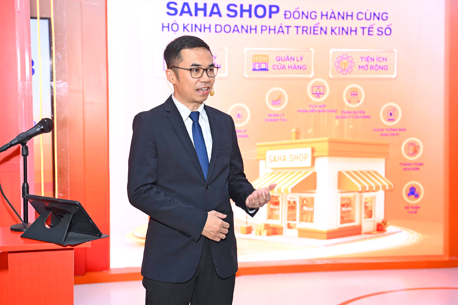 Gi&aacute;m đốc Khối Ng&acirc;n h&agrave;ng số SHB Trương Quốc Anh giới thiệu về SAHA Shop