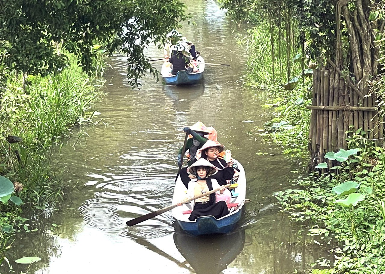 Du kh&aacute;ch trong v&agrave; ngo&agrave;i nước th&iacute;ch bơi xuồng len l&otilde;i trong rừng tr&agrave;m để tham quan trải nghiệm Rừng tr&agrave;m Tr&agrave; Sư