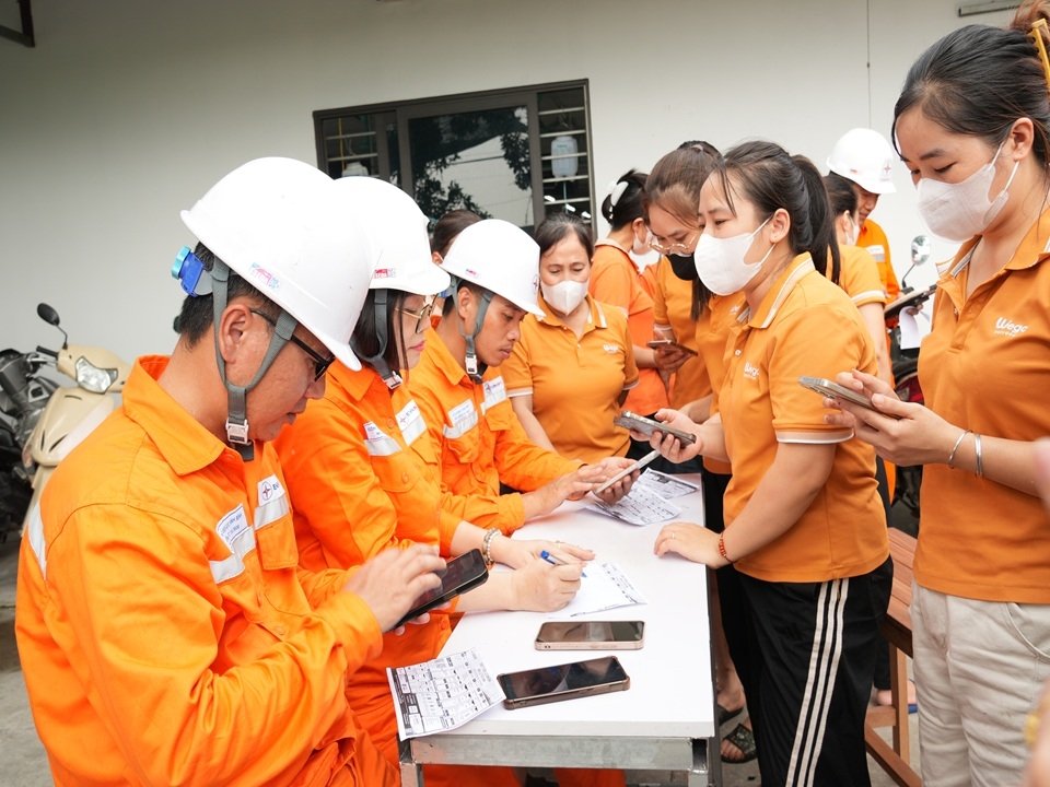 Việc triển khai tuyên truyền hướng dẫn được tổ chức ở các khu vực tập trung đông khách hàng như các nhà máy, khu dân cư để tăng hiệu quả tiếp cận Việc triển khai tuyên truyền hướng dẫn được tổ chức ở các khu vực tập trung đông khách hàng như các nhà máy, khu dân cư để tăng hiệu quả tiếp cận