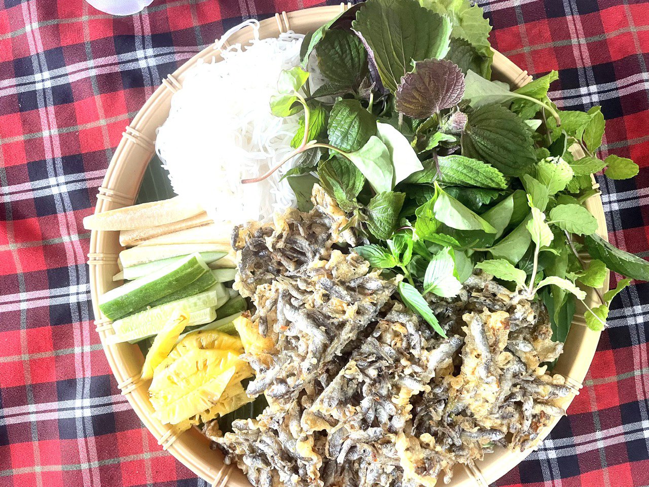 C&aacute; linh non lăn bột chi&ecirc;n cuộn với b&aacute;n tr&aacute;ng rau thơm m&oacute;n ăn đặc sản của đầu m&ugrave;a nước nổi Rừng tr&agrave;m Tr&agrave; Sư