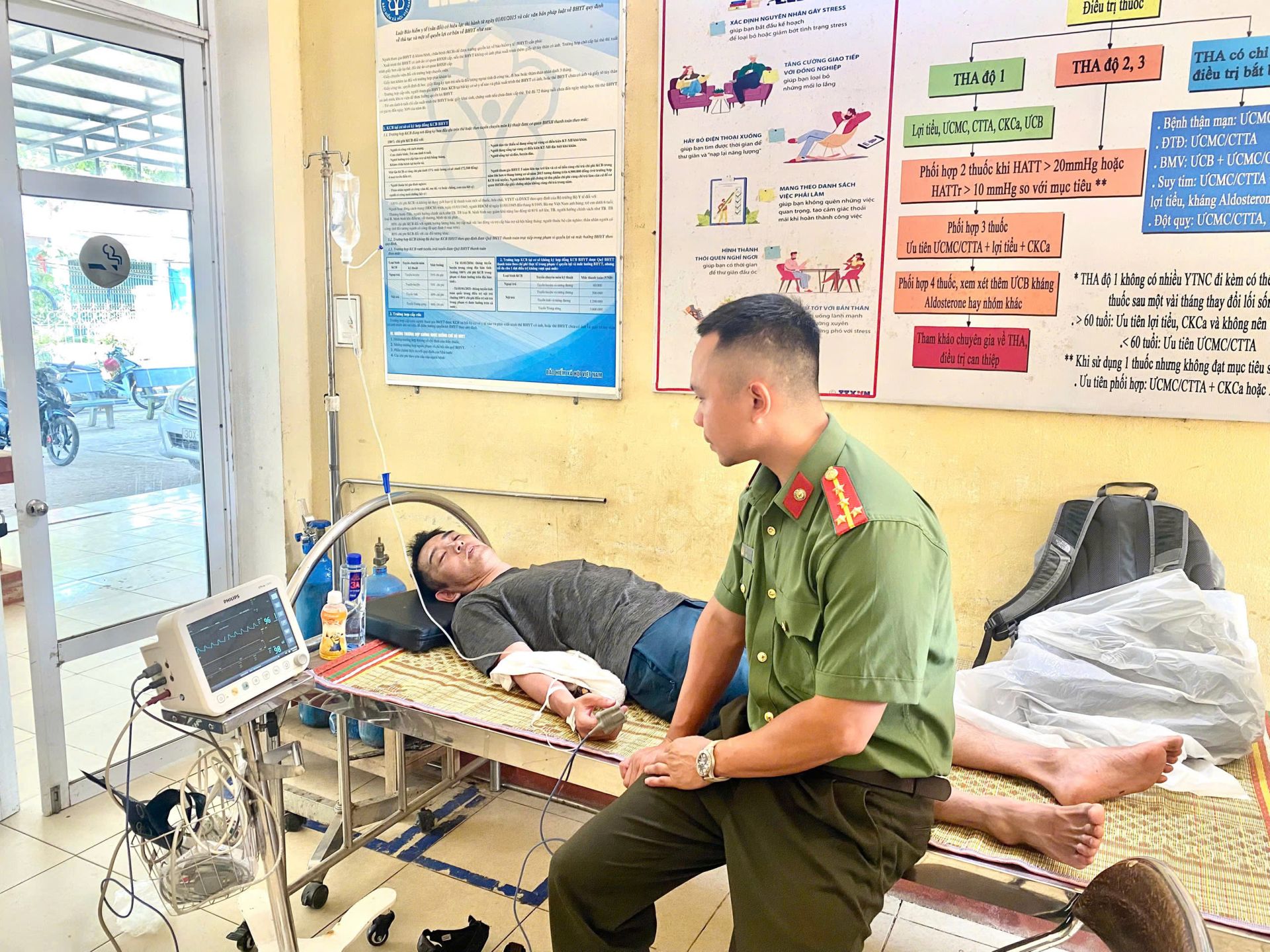 Ngay khi nhận được tin b&aacute;o, C&ocirc;ng an x&atilde; L&acirc;m Giang đ&atilde; nhanh ch&oacute;ng phối hợp với lực lượng Y tế x&atilde; v&agrave; Qu&acirc;n sự x&atilde; c&oacute; mặt tại hiện trường, tiến h&agrave;nh sơ cứu ban đầu, đồng thời đưa người bị nạn về Trạm Y tế để tiếp tục thăm kh&aacute;m, chăm s&oacute;c sức khỏe.
