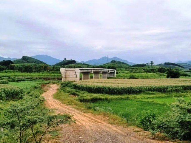 Cầu Mô Vĩnh: Phần cầu cơ bản hoàn thành; phần đường chưa triển khai do vướng mặt bằng. Cầu Mô Vĩnh: Phần cầu cơ bản hoàn thành; phần đường chưa triển khai do vướng mặt bằng.