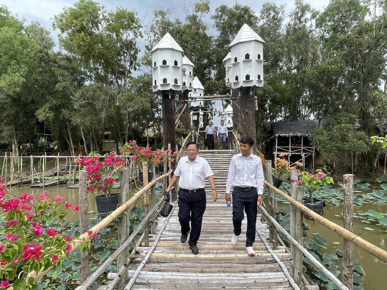 &Ocirc;ng Trần Việt Phường, Chủ tịch Hiệp hội Du lịch ĐBSCL (b&ecirc;n tr&aacute;i) c&ugrave;ng &ocirc;ng Nguyễn Duy T&ugrave;ng, Gi&aacute;m đốc Khu du lịch sinh th&aacute;i Rừng tr&agrave;m Tr&agrave; Sư (b&ecirc;n phải) đi tr&ecirc;n cầu tre rừng tr&agrave;m kỷ lục Việt Nam