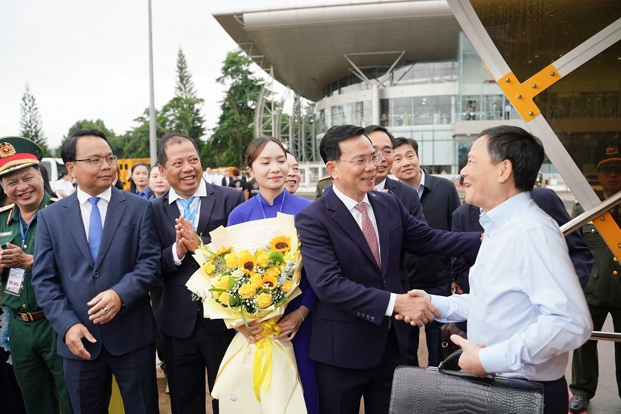 Đồng chí Hồ Văn Mười, Ủy viên Ban Chấp hành Trung ương Đảng, Phó Bí thư Tỉnh uỷ, Chủ tịch UBND tỉnh bắt tay, tặng hoa chúc mừng các hành khách trong chuyến bay đầu tiên mang số hiệu VN1380 của Vietnam Airlines khai thác từ TP.HCM đến Đà Lạt, hạ cánh lúc 7h05. Đồng chí Hồ Văn Mười, Ủy viên Ban Chấp hành Trung ương Đảng, Phó Bí thư Tỉnh uỷ, Chủ tịch UBND tỉnh bắt tay, tặng hoa chúc mừng các hành khách trong chuyến bay đầu tiên mang số hiệu VN1380 của Vietnam Airlines khai thác từ TP.HCM đến Đà Lạt, hạ cánh lúc 7h05.