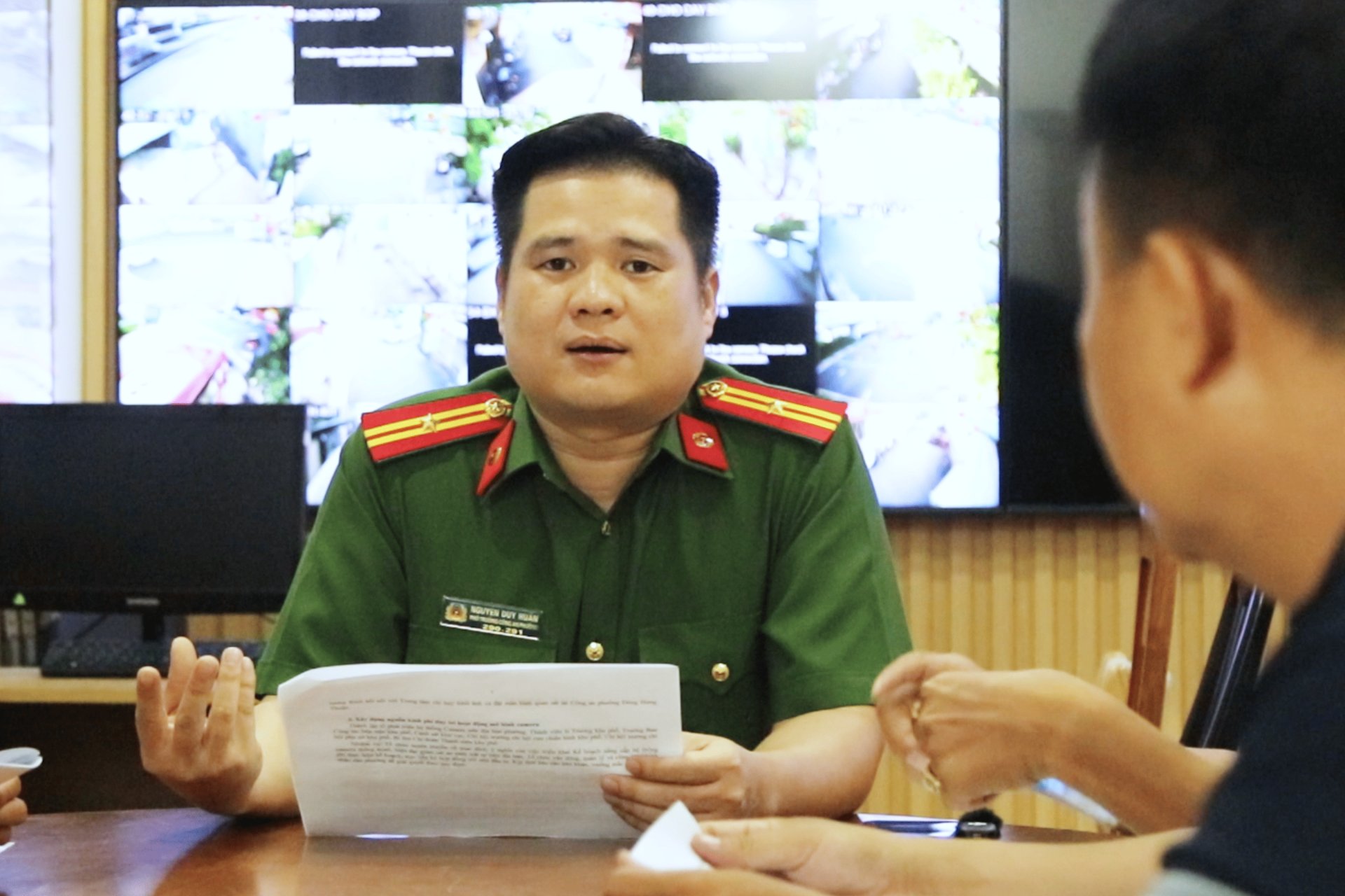 Thiếu tá Nguyễn Duy Huân – Phó Trưởng Công an phường Đông Hưng Thuận trao đổi về giải pháp ứng dụng công nghệ giám sát. Thiếu tá Nguyễn Duy Huân – Phó Trưởng Công an phường Đông Hưng Thuận trao đổi về giải pháp ứng dụng công nghệ giám sát.