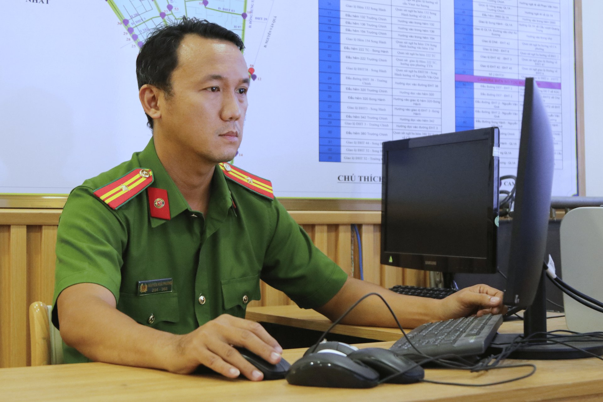 Cán bộ Công an phường trực theo dõi tình hình qua màn hình giám sát tập trung. Cán bộ Công an phường trực theo dõi tình hình qua màn hình giám sát tập trung.
