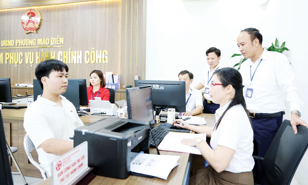 C&ocirc;ng chức Trung t&acirc;m Phục vụ h&agrave;nh ch&iacute;nh c&ocirc;ng phường M&atilde;o Điền hướng dẫn, hỗ trợ c&ocirc;ng d&acirc;n nộp hồ sơ trực tuyến.