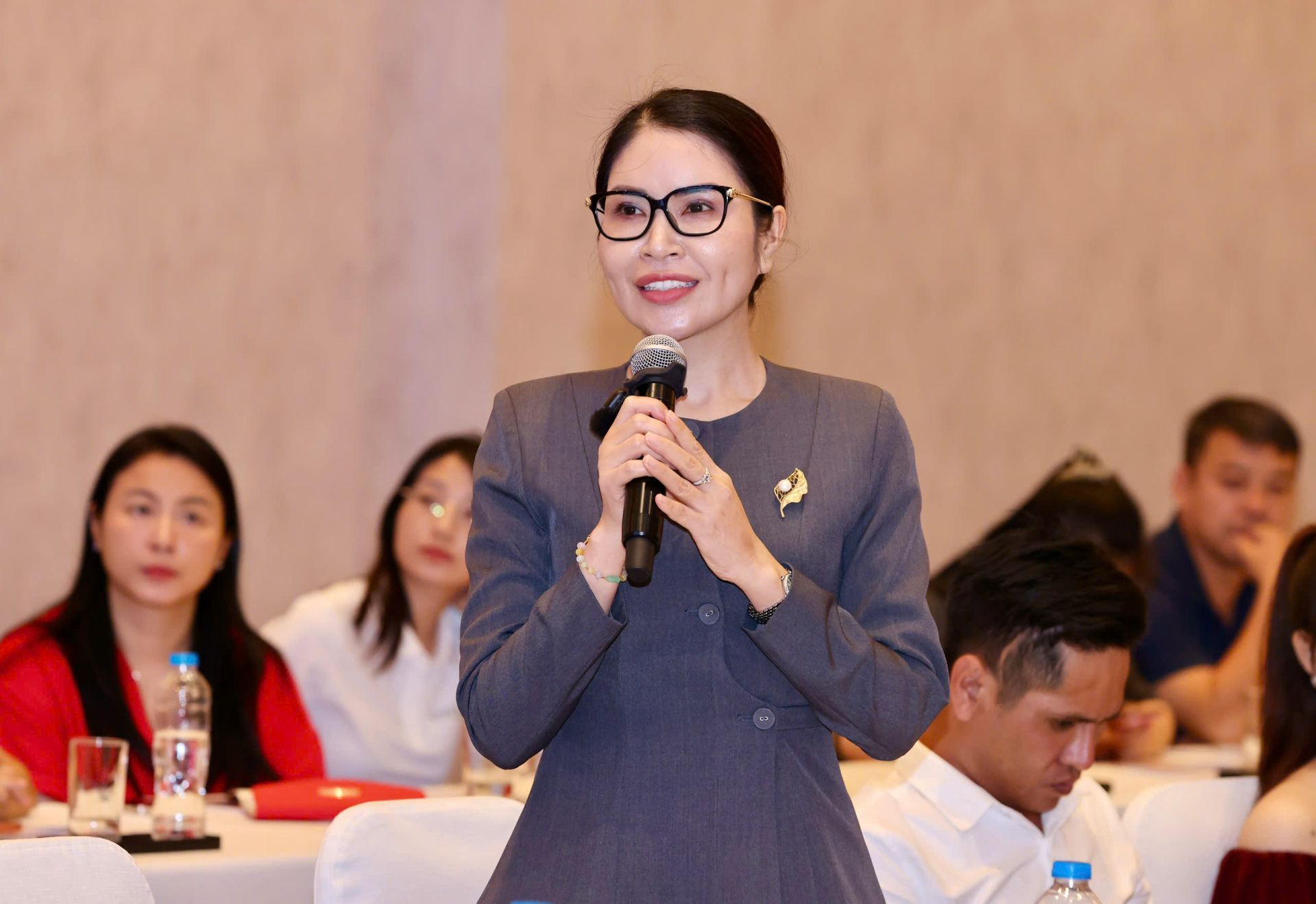 B&agrave; Đỗ Thị Hải, Ph&oacute; Gi&aacute;m đốc C&ocirc;ng ty TNHH MTV Nguy&ecirc;n Th&agrave;nh Đạt, ph&aacute;t biểu tại tọa đ&agrave;m.