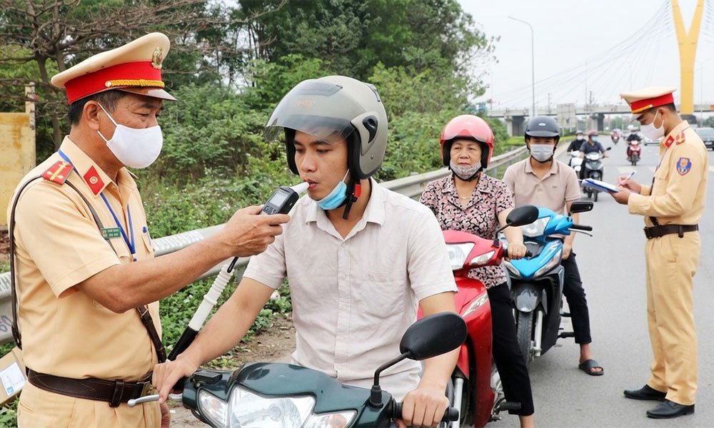 Cán bộ Phòng Cảnh sát giao thông tỉnh Bắc Ninh kiểm tra nồng độ cồn người điều khiển xe máy. Cán bộ Phòng Cảnh sát giao thông tỉnh Bắc Ninh kiểm tra nồng độ cồn người điều khiển xe máy.