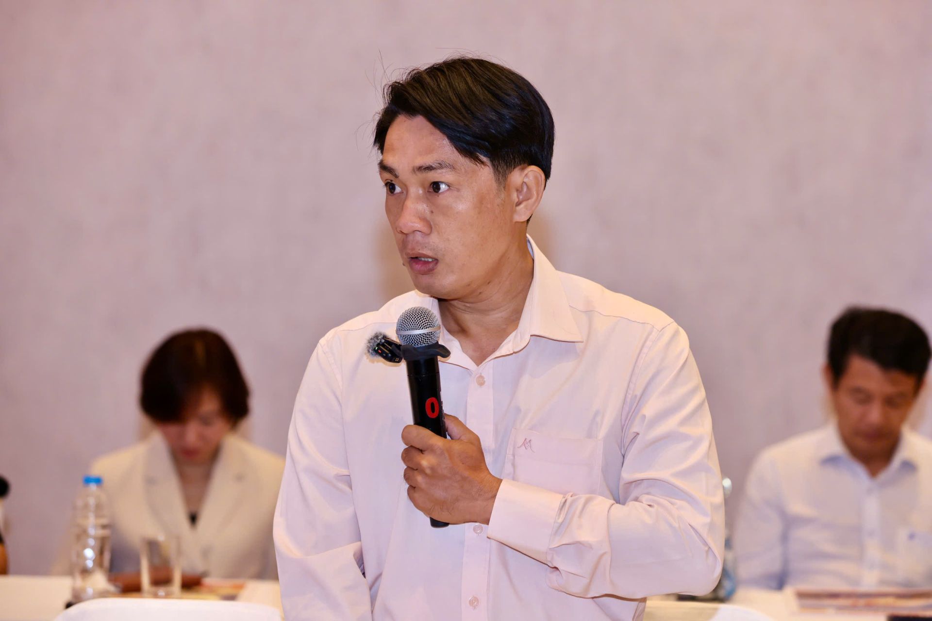 Đại diện C&ocirc;ng ty TNHH Dịch vụ An Hạ chia sẻ tại tọa đ&agrave;m.