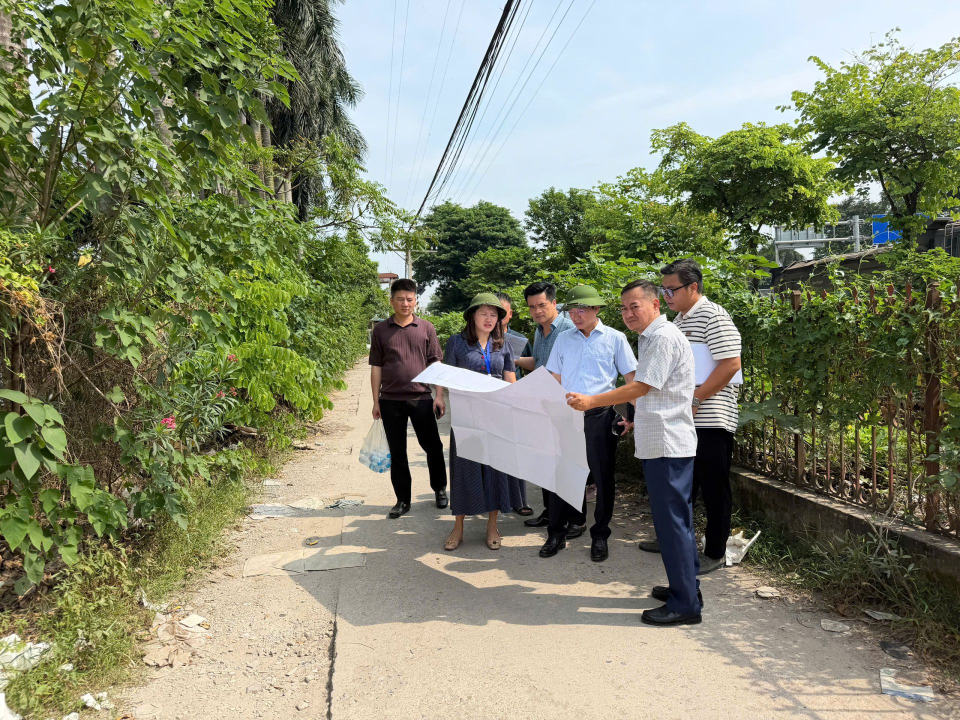 Chủ tịch UBND phường Hoàng Liệt Nguyễn Anh Tuấn (áo xanh) kiểm tra công tác GPMB của dự án. Ảnh: TA Chủ tịch UBND phường Hoàng Liệt Nguyễn Anh Tuấn (áo xanh) kiểm tra công tác GPMB của dự án. Ảnh: TA