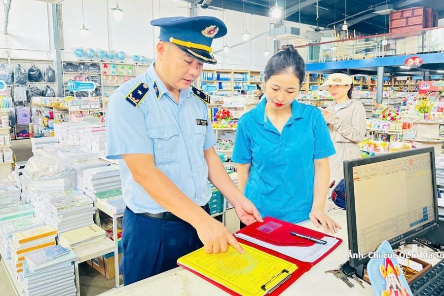 Lực lượng QLTT Hà Tĩnh đẩy mạnh tuyên truyền, hướng dẫn và ký cam kết không vận chuyển, tàng trữ, kinh doanh hàng giả, hàng không rõ nguồn gốc xuất xứ Lực lượng QLTT Hà Tĩnh đẩy mạnh tuyên truyền, hướng dẫn và ký cam kết không vận chuyển, tàng trữ, kinh doanh hàng giả, hàng không rõ nguồn gốc xuất xứ