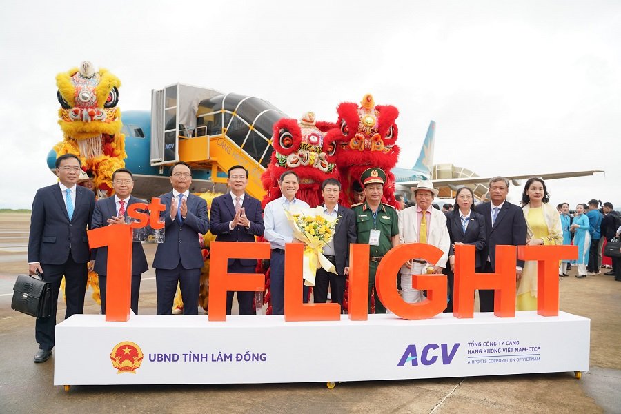 Các đồng chí: Hồ Văn Mười, Ủy viên Ban Chấp hành Trung ương Đảng, Phó Bí thư Tỉnh uỷ, Chủ tịch UBND tỉnh; Đặng Hồng Sỹ, Phó Bí thư Thường trực Tỉnh uỷ; ông Nguyễn Cao Cường, Bí thư Đảng ủy, Chủ tịch HĐQT Tổng công ty Cảng hàng không Việt Nam (ACV) tặng hoa chào đón chuyến bay đầu tiên mang số hiệu VN1380 của Vietnam Airlines khai thác từ TP.HCM đến Đà Lạt, hạ cánh lúc 7h05. Các đồng chí: Hồ Văn Mười, Ủy viên Ban Chấp hành Trung ương Đảng, Phó Bí thư Tỉnh uỷ, Chủ tịch UBND tỉnh; Đặng Hồng Sỹ, Phó Bí thư Thường trực Tỉnh uỷ; ông Nguyễn Cao Cường, Bí thư Đảng ủy, Chủ tịch HĐQT Tổng công ty Cảng hàng không Việt Nam (ACV) tặng hoa chào đón chuyến bay đầu tiên mang số hiệu VN1380 của Vietnam Airlines khai thác từ TP.HCM đến Đà Lạt, hạ cánh lúc 7h05.