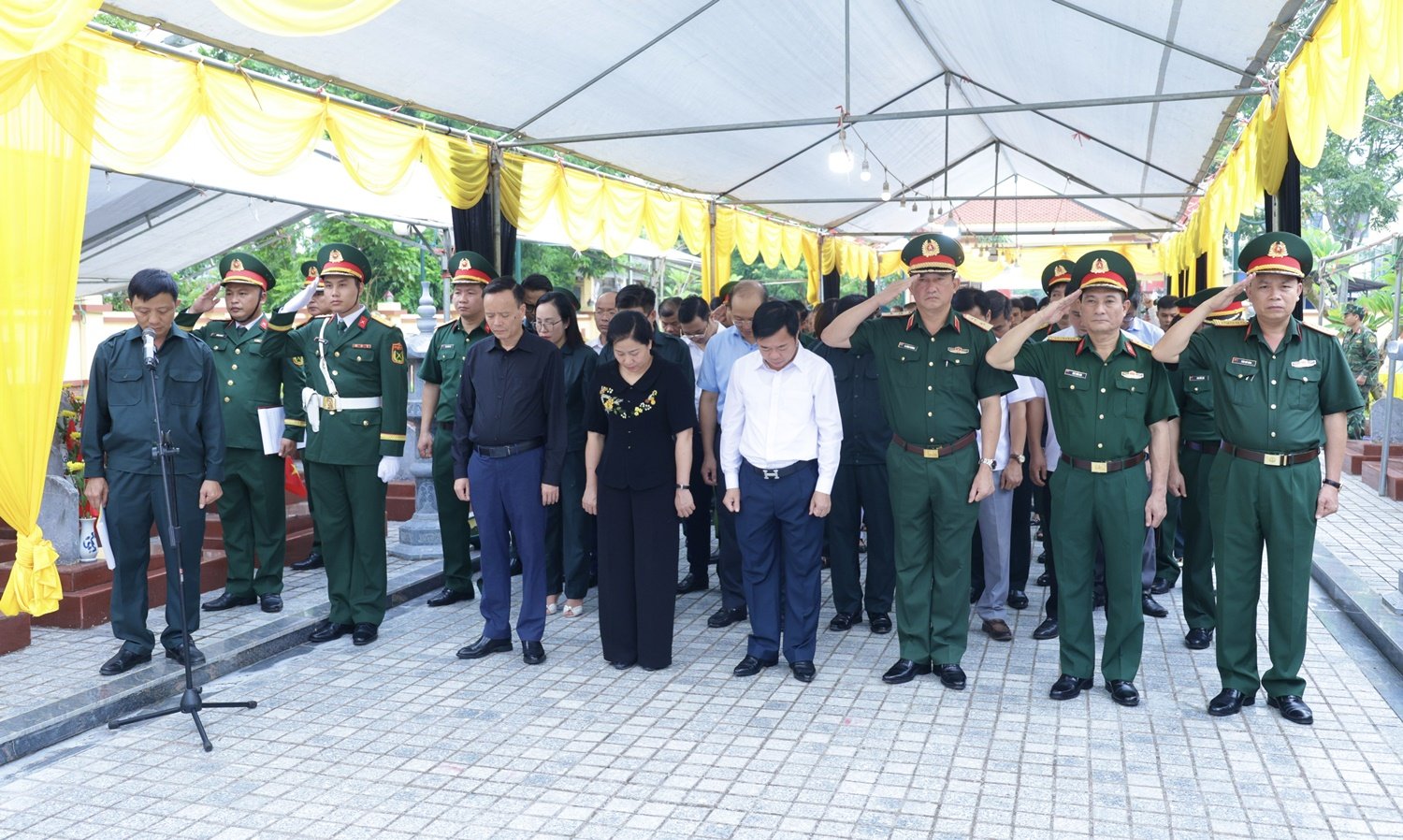 Ban Chỉ đạo về tìm kiếm, quy tập và xác định danh tính hài cốt liệt sĩ tỉnh Thái Nguyên tổ chức Lễ dâng hương tưởng niệm các Anh hùng liệt sĩ và triển khai lấy mẫu sinh phẩm phục vụ giám định ADN, xác định danh tính liệt sĩ tại xã Đại Từ. Ảnh: thainguyen.gov.vn Ban Chỉ đạo về tìm kiếm, quy tập và xác định danh tính hài cốt liệt sĩ tỉnh Thái Nguyên tổ chức Lễ dâng hương tưởng niệm các Anh hùng liệt sĩ và triển khai lấy mẫu sinh phẩm phục vụ giám định ADN, xác định danh tính liệt sĩ tại xã Đại Từ. Ảnh: thainguyen.gov.vn
