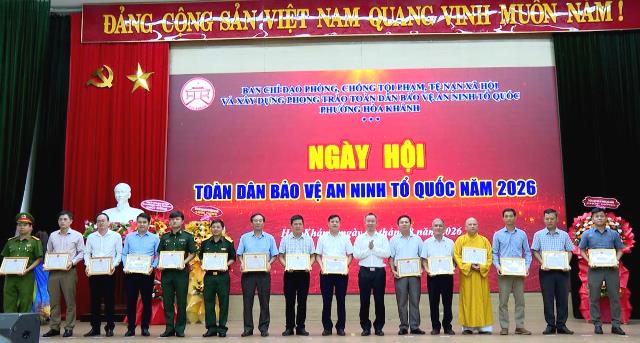 Lãnh đạo UBND phường Hòa Khánh tặng Giấy khen cho các tập thể, cá nhân. Lãnh đạo UBND phường Hòa Khánh tặng Giấy khen cho các tập thể, cá nhân.