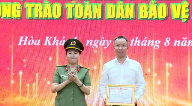 Nhân dân, cán bộ phường Hòa Khánh nhận Giấy khen của Giám đốc Công an TP. Đà Nẵng. Nhân dân, cán bộ phường Hòa Khánh nhận Giấy khen của Giám đốc Công an TP. Đà Nẵng.