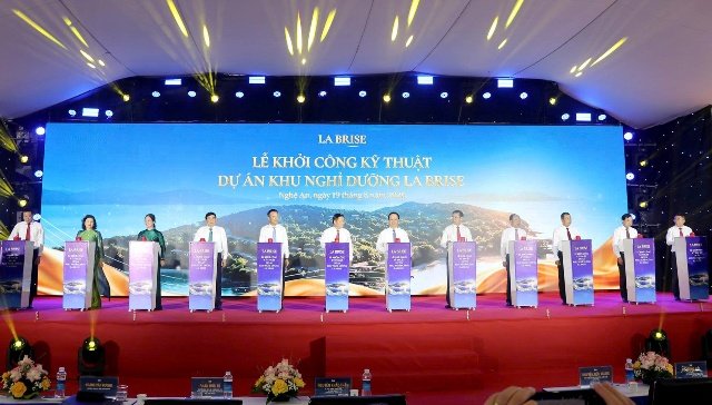 Các đại biểu thực hiện nghi thức khởi công kỹ thuật dự án Khu nghỉ dưỡng La Brise. Các đại biểu thực hiện nghi thức khởi công kỹ thuật dự án Khu nghỉ dưỡng La Brise.